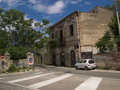 Dopo basse palazzine e prima che l�incrocio sfoci nel primo tratto di via delle Murge, rintracciamo un elegante struttura a due piani, oramai fatiscente, con porte arrugginite e stipiti tristemente pencolanti
